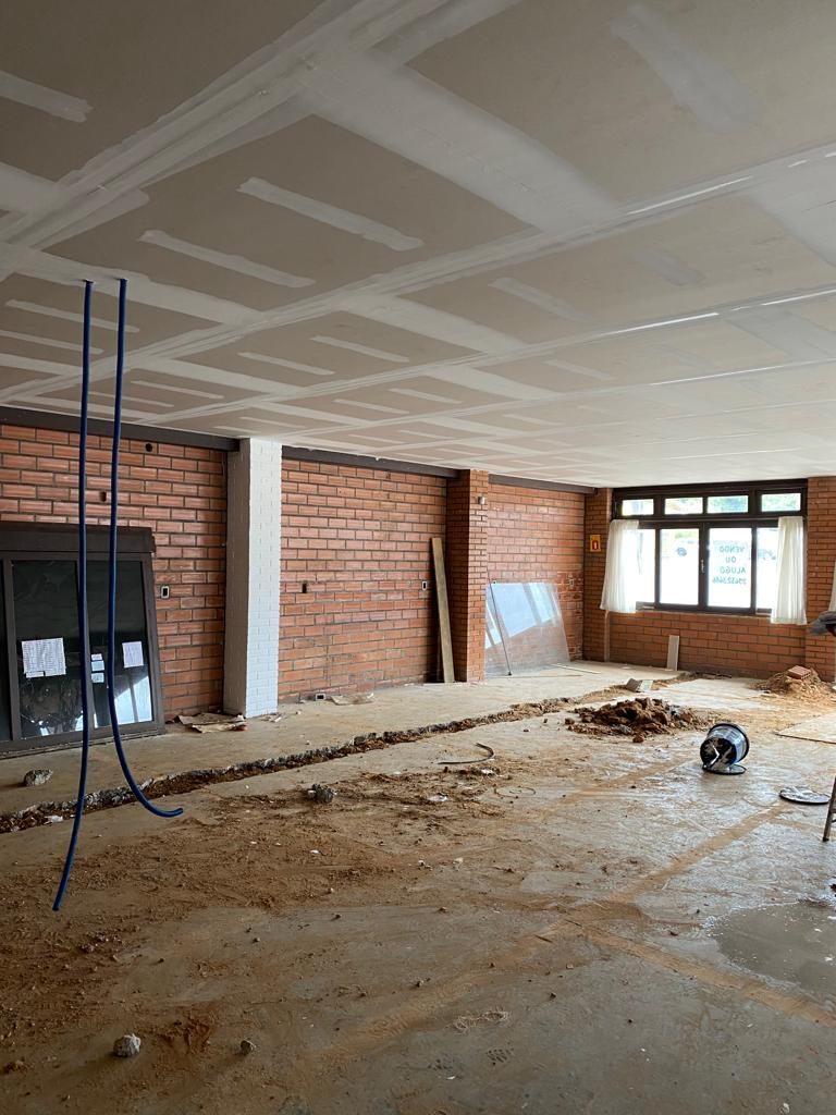 Obra comercial em execução — projeto da Gesso Joinville